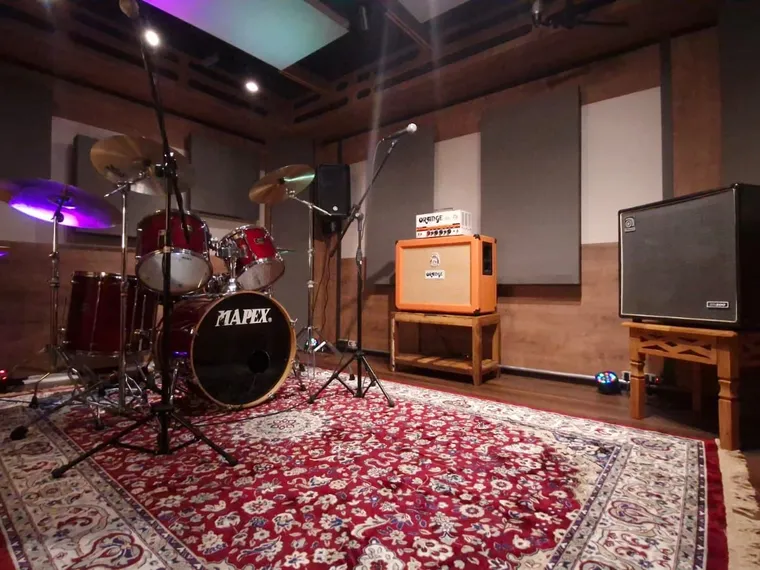 Live Room com bateria, amplificadores Orange e Ampeg
