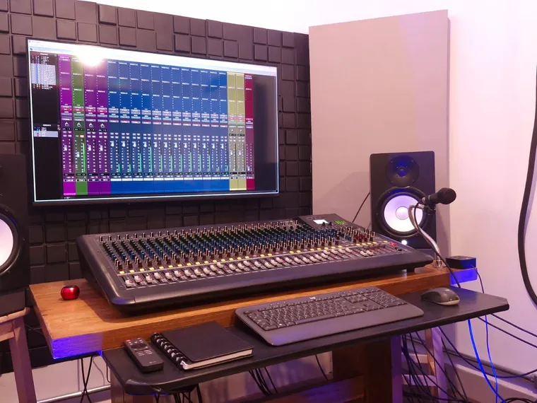Técnica do estúdio com Pro Tools e mesa Yamaha