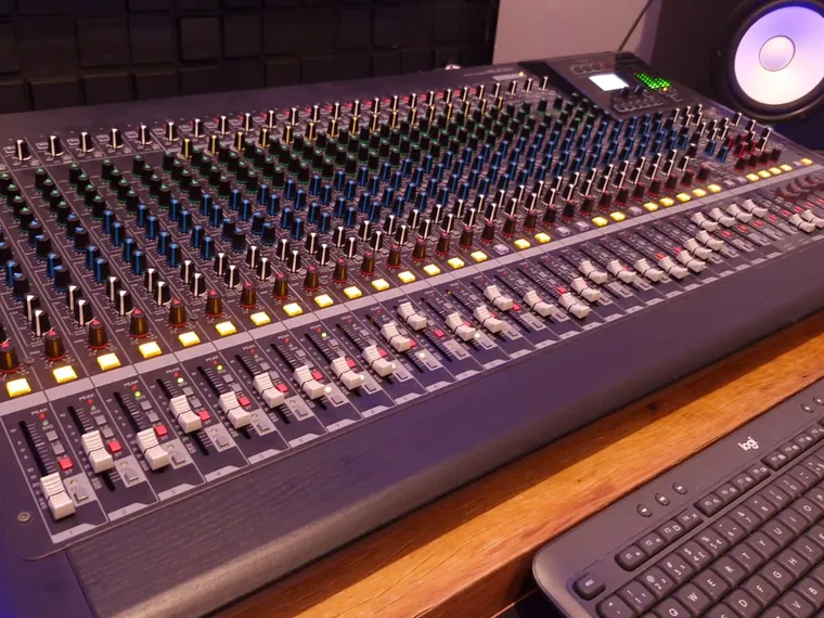 Mesa analógica Yamaha de 32 canais