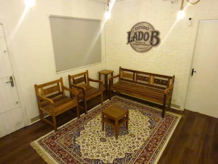 Recepção com bancos de madeira e logo do Lado B