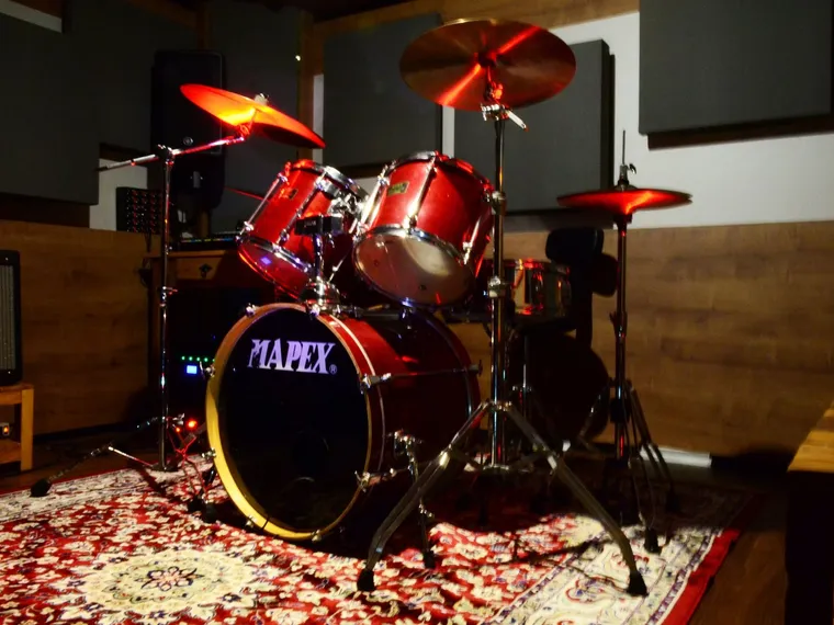 Bateria Mapex pronta para gravação