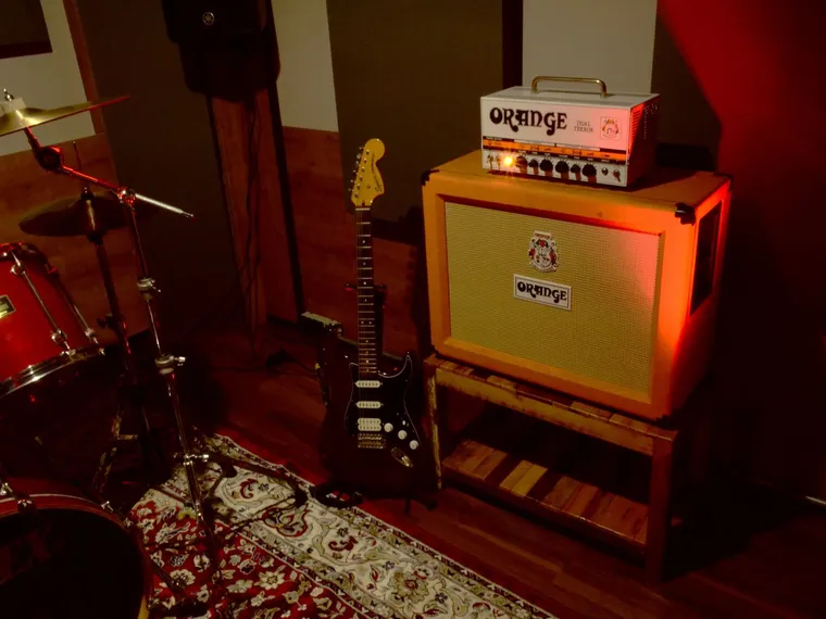 Amplificador Orange e guitarra na Live Room