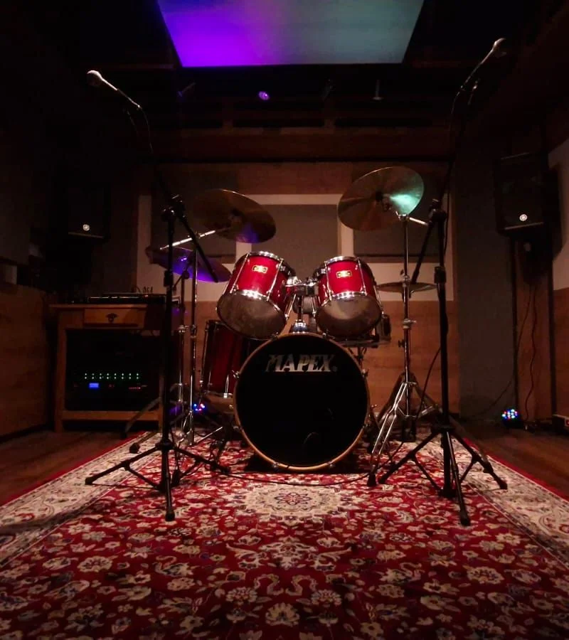 Live Room do Estúdio Lado B com bateria Mapex e amplificadores